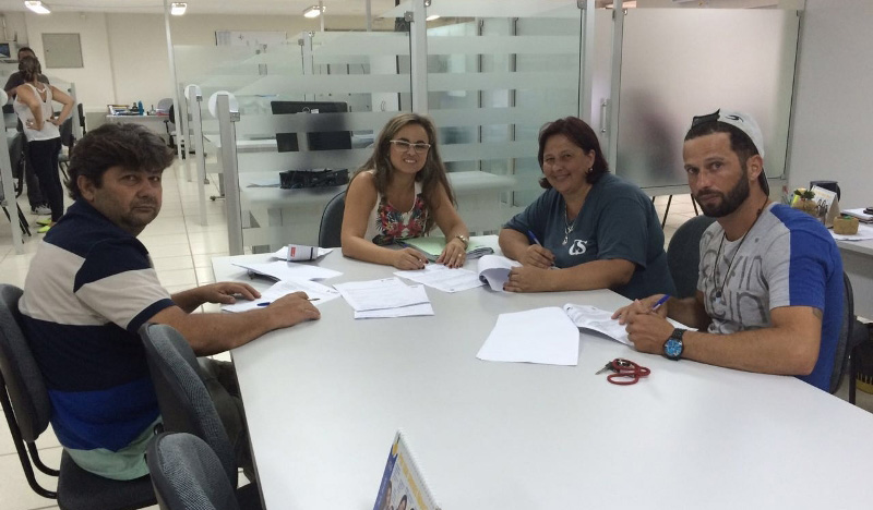 Moradora durante assinatura do contrato no Banco do Povo (foto: Divulgação)